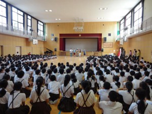 講堂には全校生徒が集まりました。