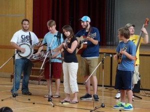 バンジョー、ドブロ、フィドル、ギター、マンドリン、ベースとブルーグラスのフル編成での演奏です。