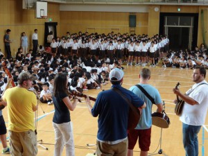 ６年生と”カントリー・ロード”をセッション